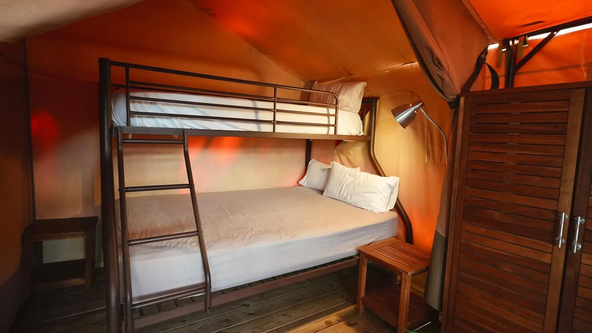 Camping 3 Estrellas Gavà 2*,