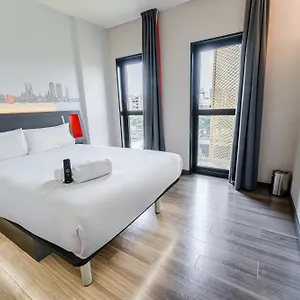 Easyhotel Barcelona Fira מלון