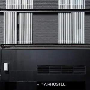 Airhostel Barcelona Airport 24h אכסניה